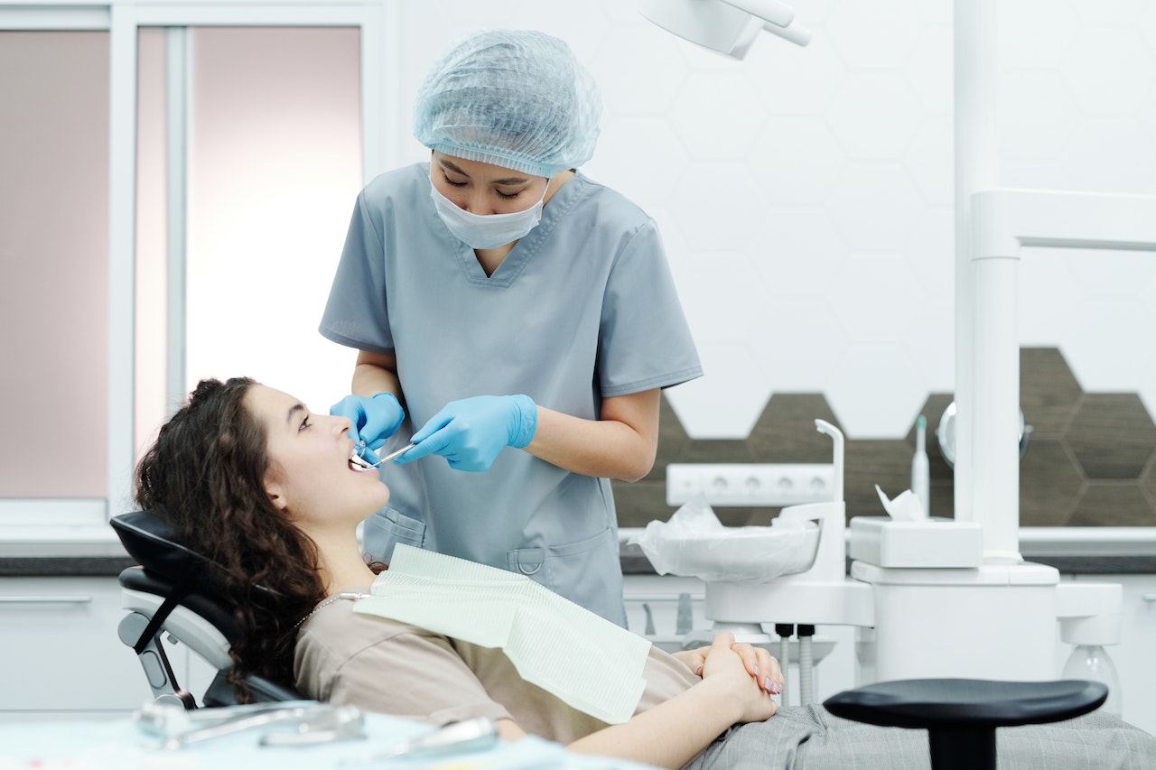 Jak dbać o implanty stomatologiczne?